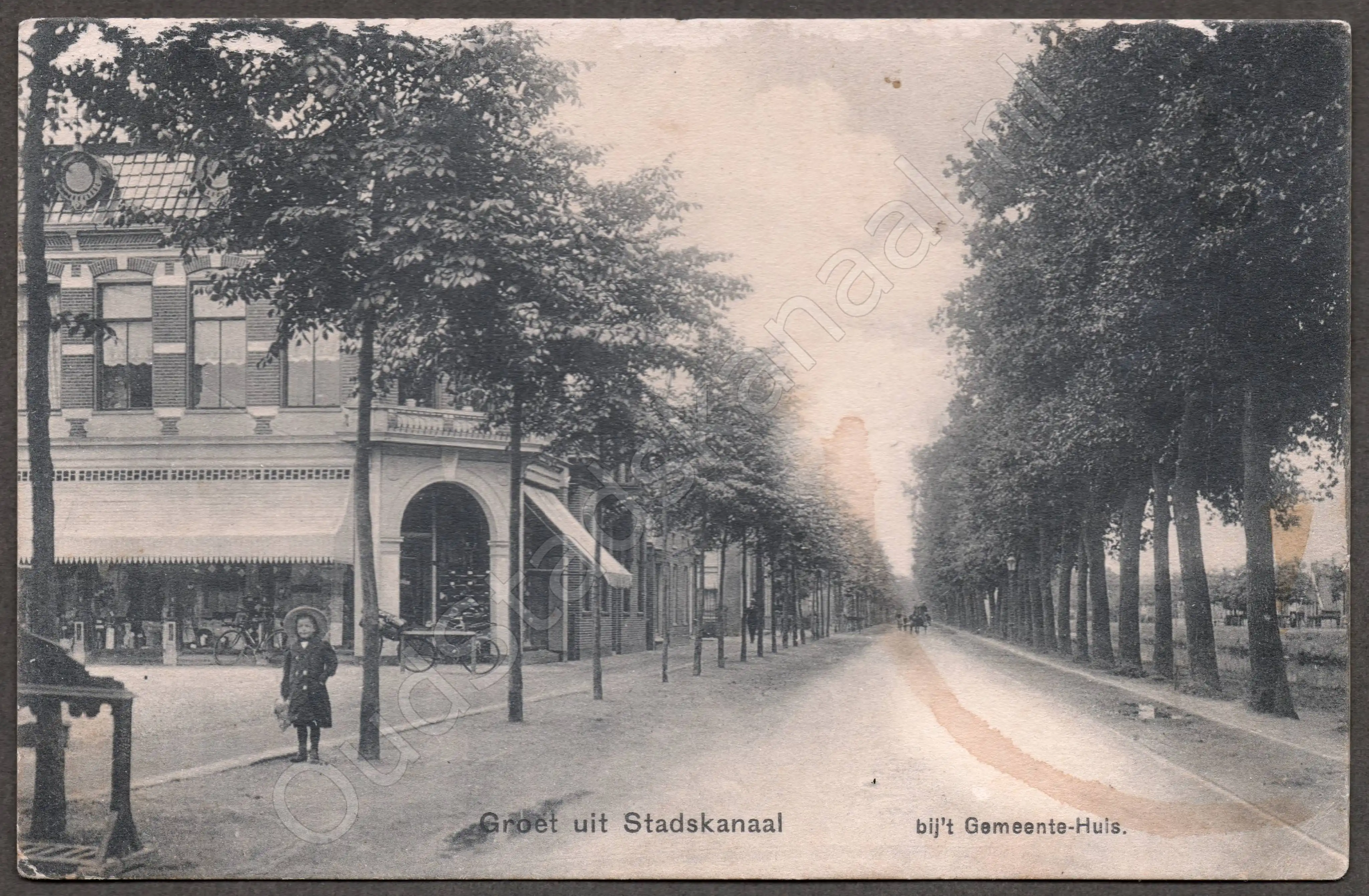 <span id='curid'>1541</span>~Groet uit Stadskanaal - bij't Gemeente-Huis. (&plusmn;1910)
