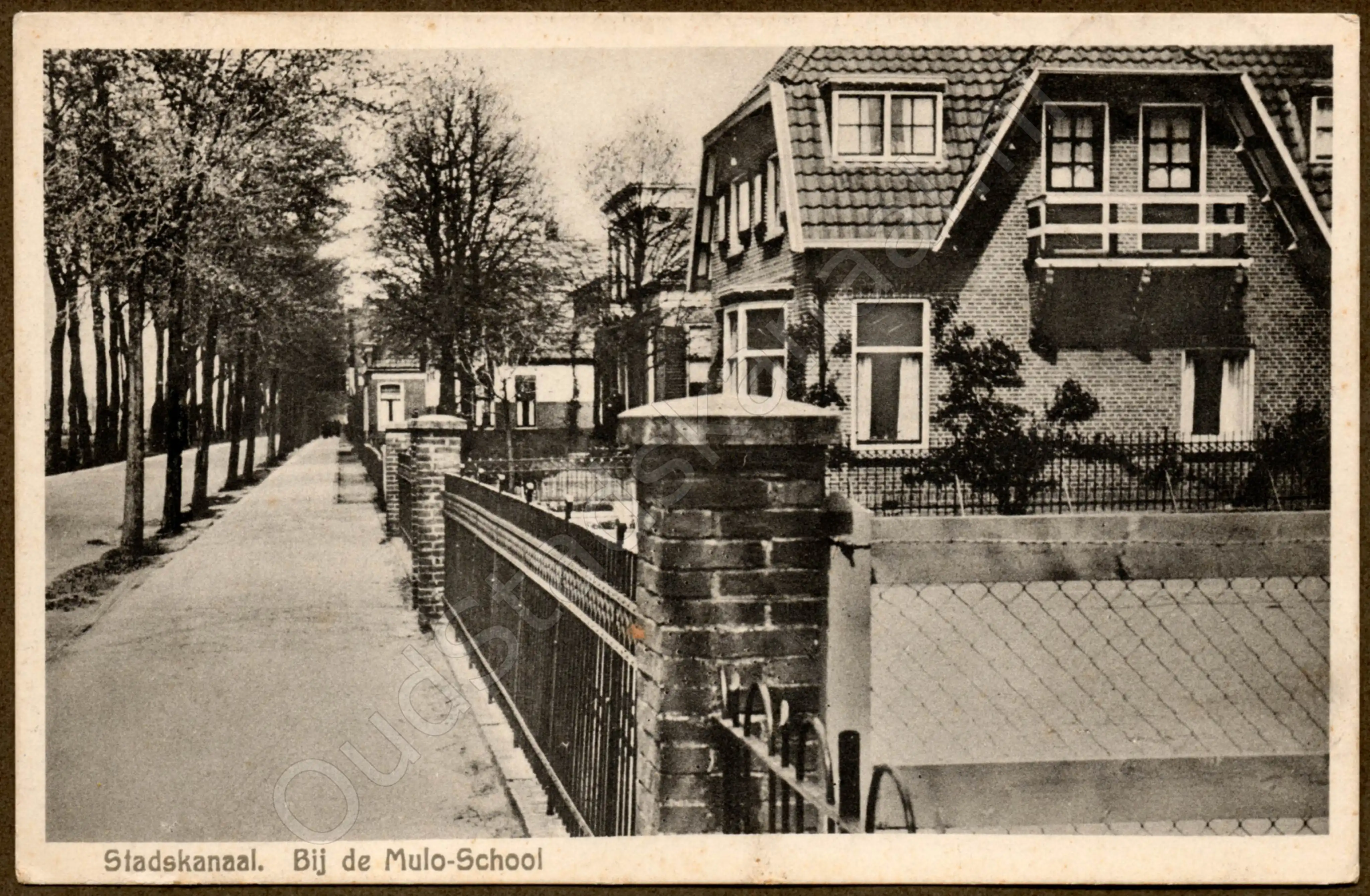 <span id='curid'>1923</span>~Stadskanaal. Bij de Mulo-School (&plusmn;1931)