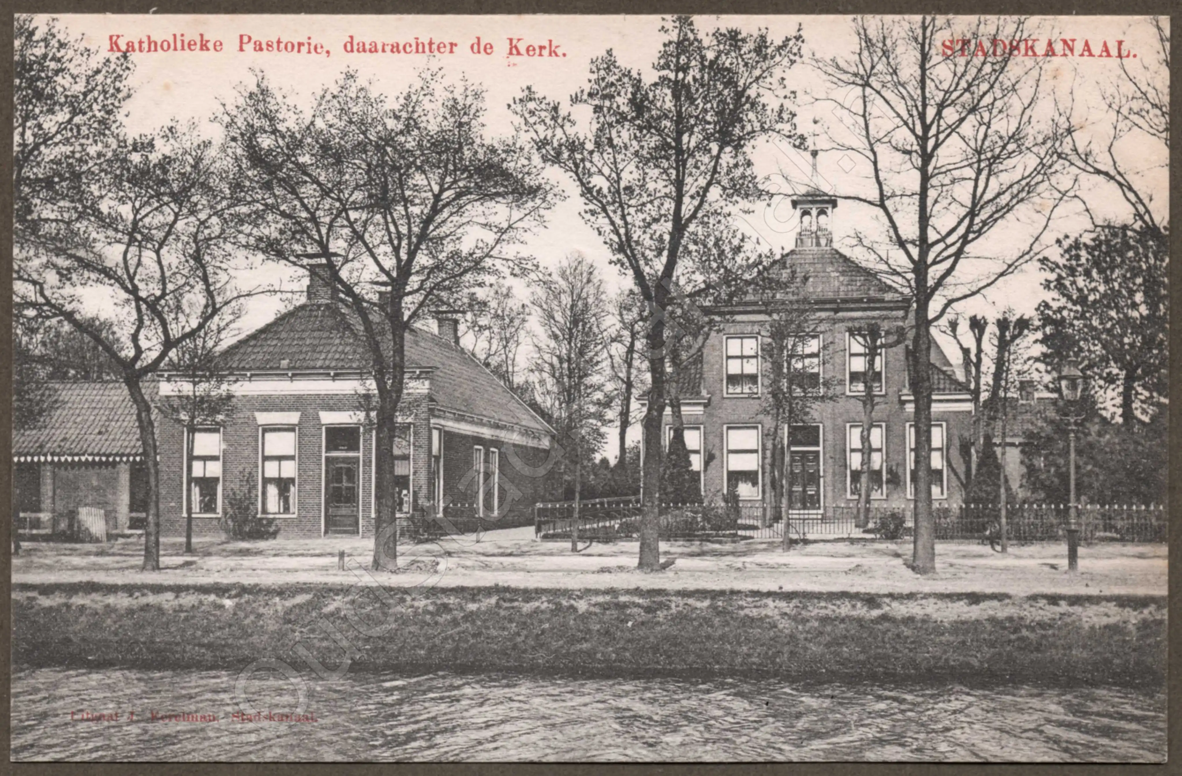 <span id='curid'>2051</span>~Katholieke Pastorie, daarachter de Kerk. - STADSKANAAL. (&plusmn;1910)