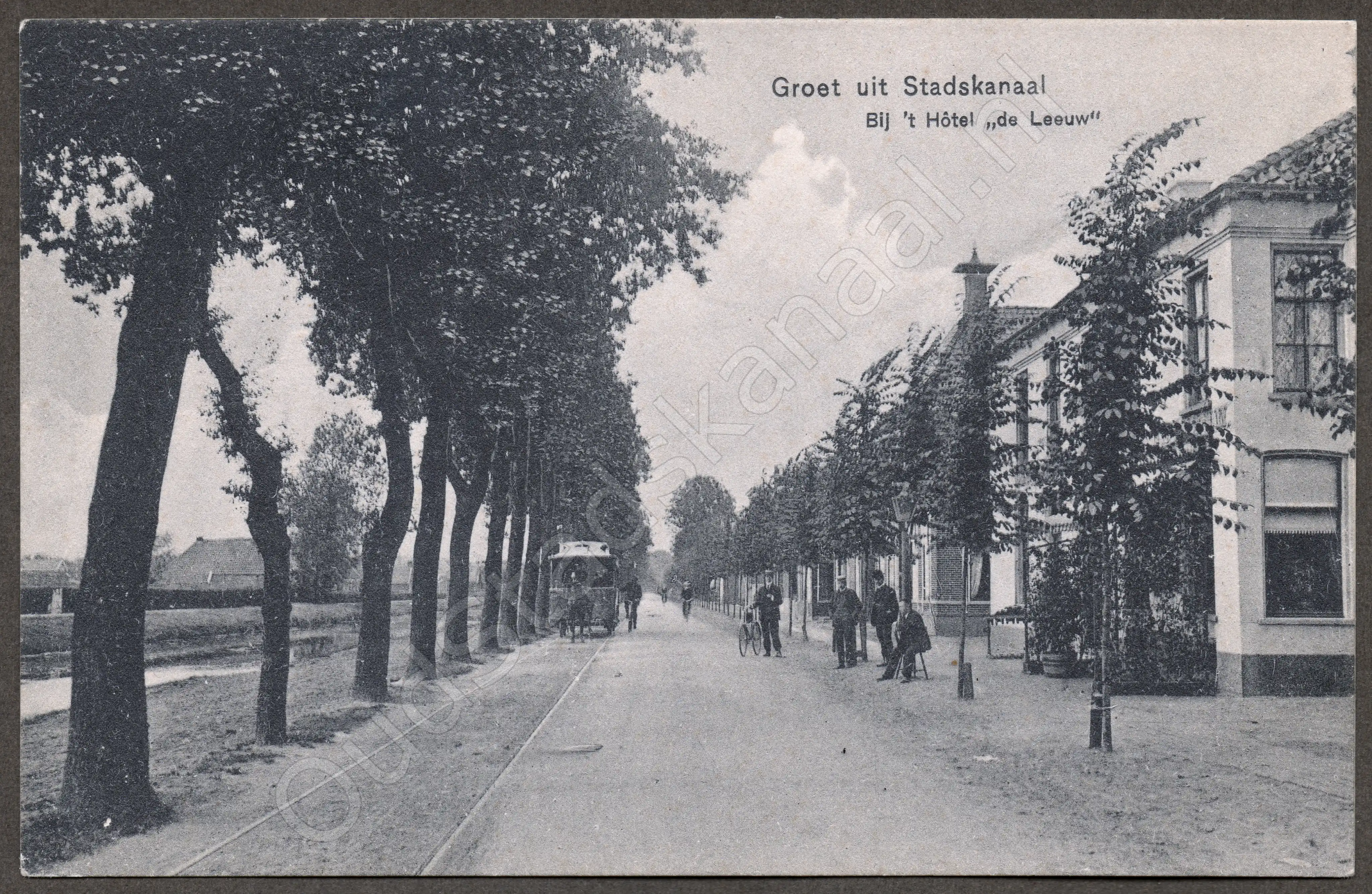<span id='curid'>2182</span>~Groet uit Stadskanaal - Bij 't Hôtel "de Leeuw" (&plusmn;1906)