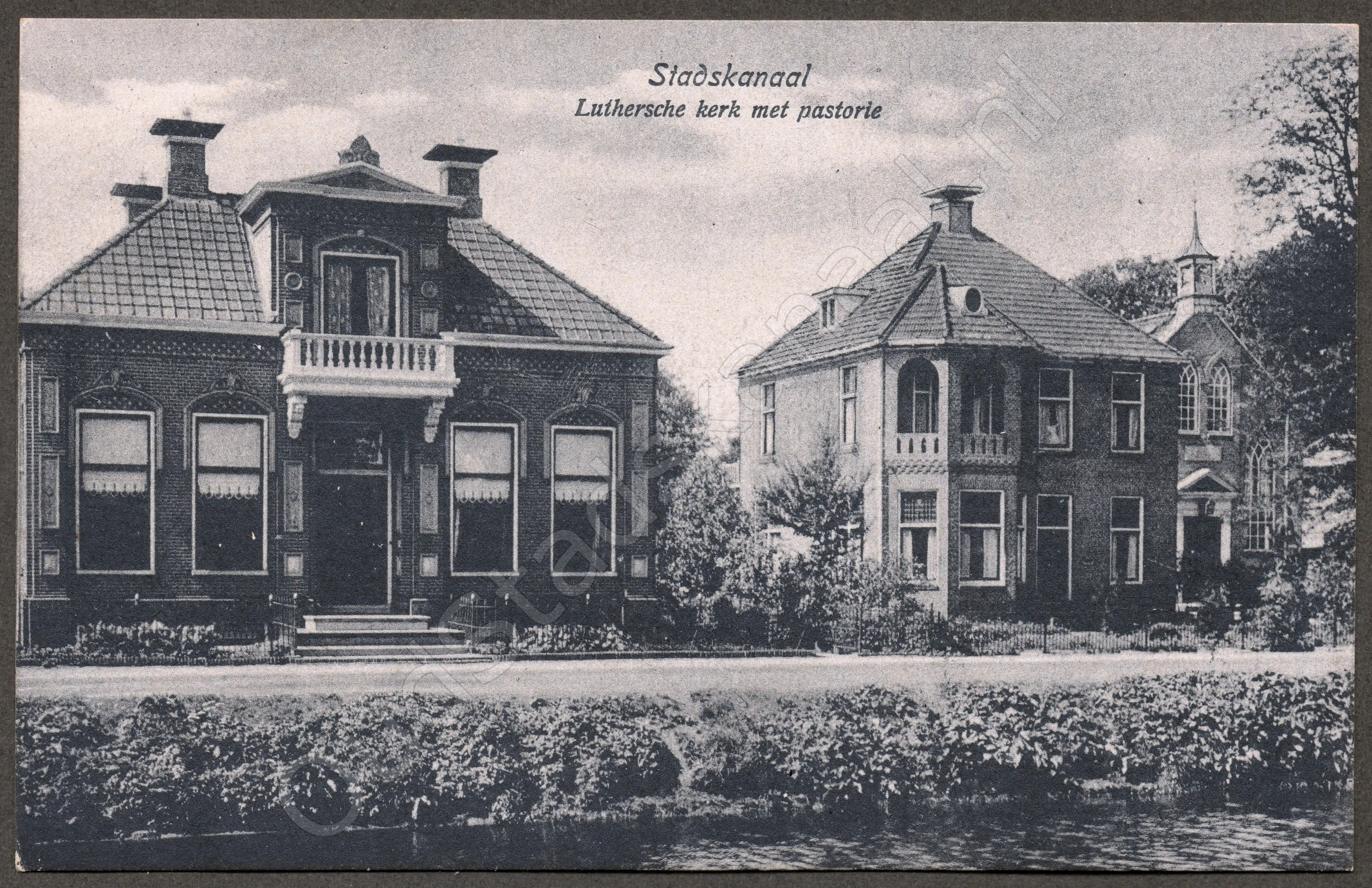 <span id='curid'>2193</span>~Stadskanaal - Luthersche kerk met pastorie (&plusmn;1921)
