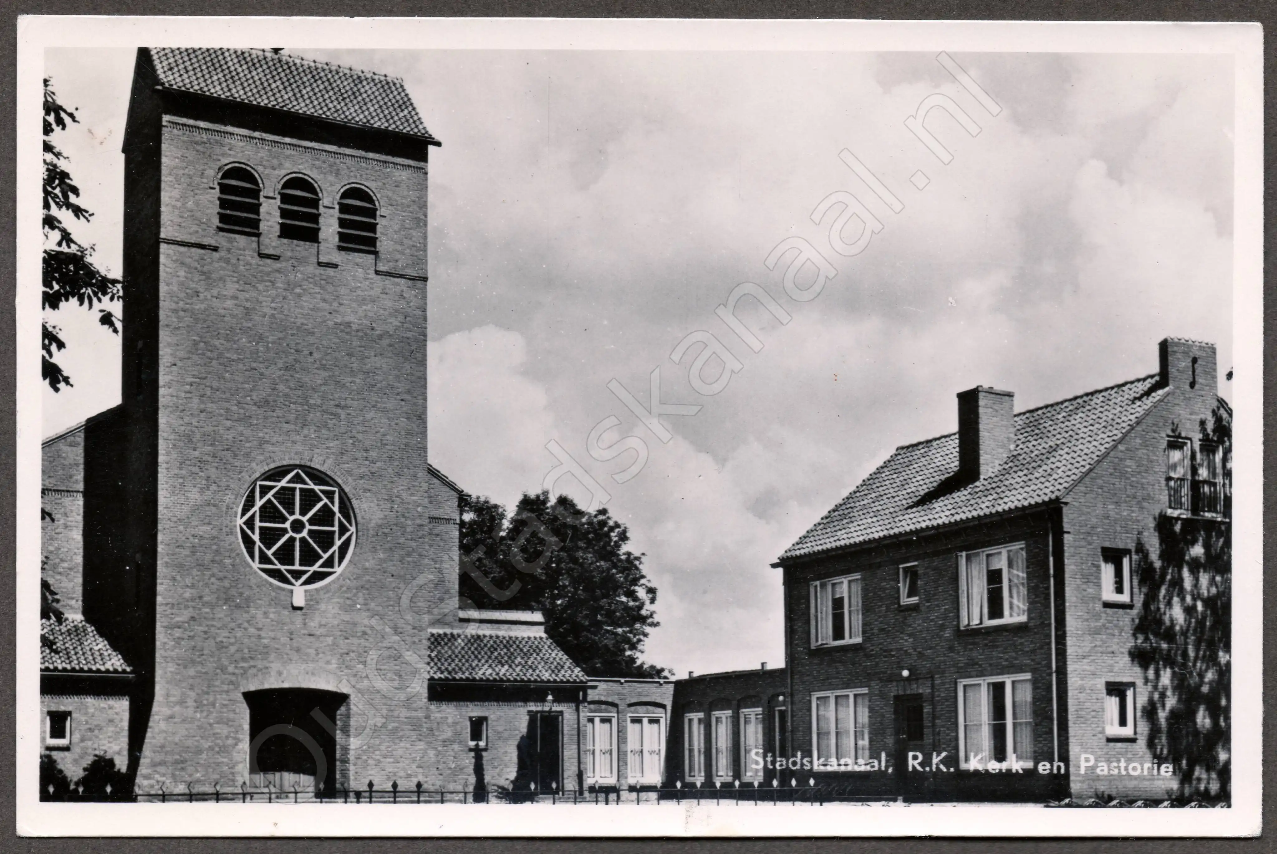 <span id='curid'>2223</span>~Stadskanaal, R.K. Kerk en Pastorie (&plusmn;1958)
