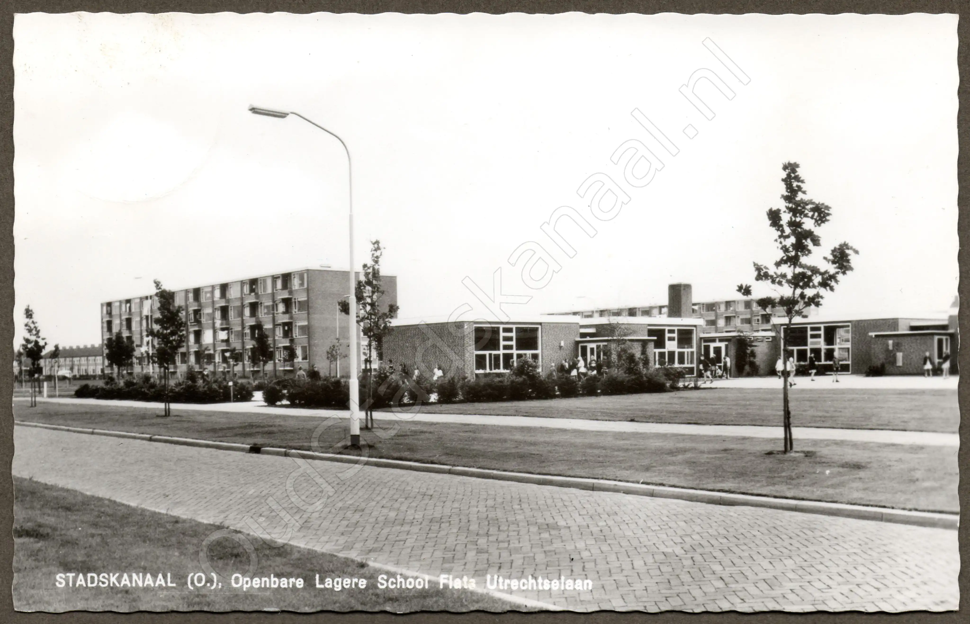 <span id='curid'>2406</span>~STADSKANAAL (O.), Openbare Lagere School Flats Utrechtselaan (&plusmn;1964)