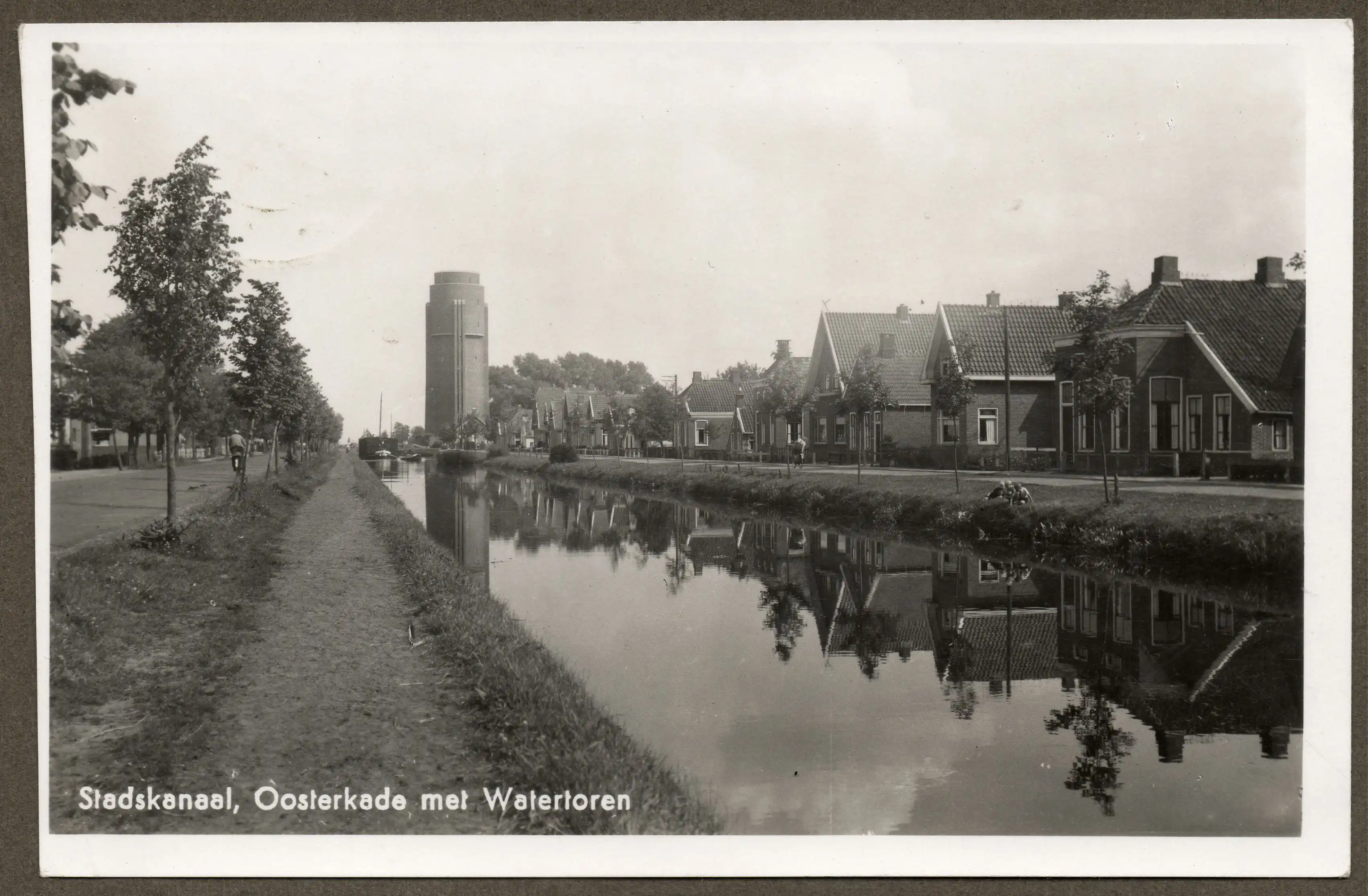 <span id='curid'>2468</span>~Stadskanaal, Oosterkade met Watertoren (&plusmn;1942)