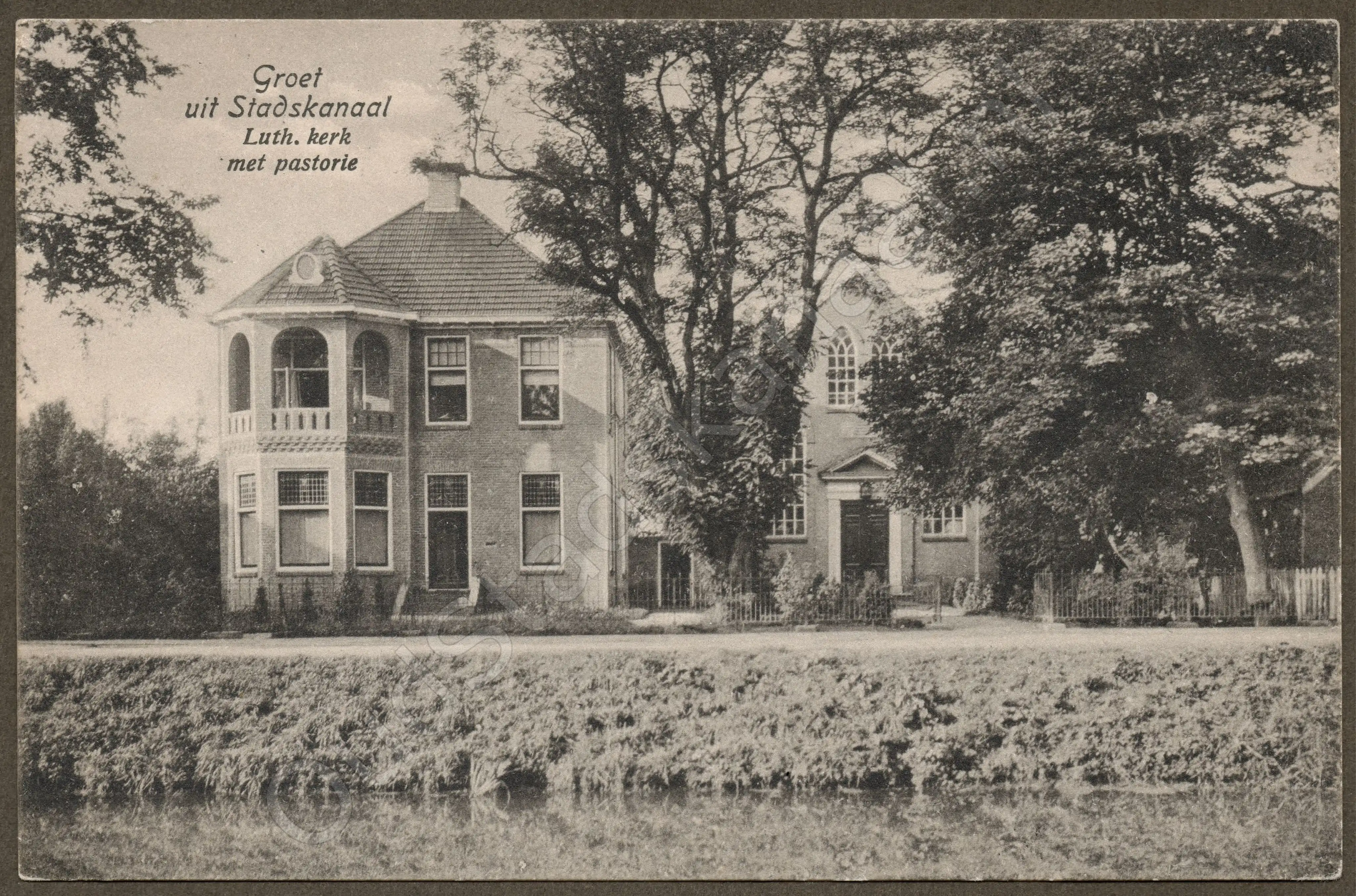<span id='curid'>2482</span>~Groet uit Stadskanaal - Luth. Kerk met pastorie (&plusmn;1918)