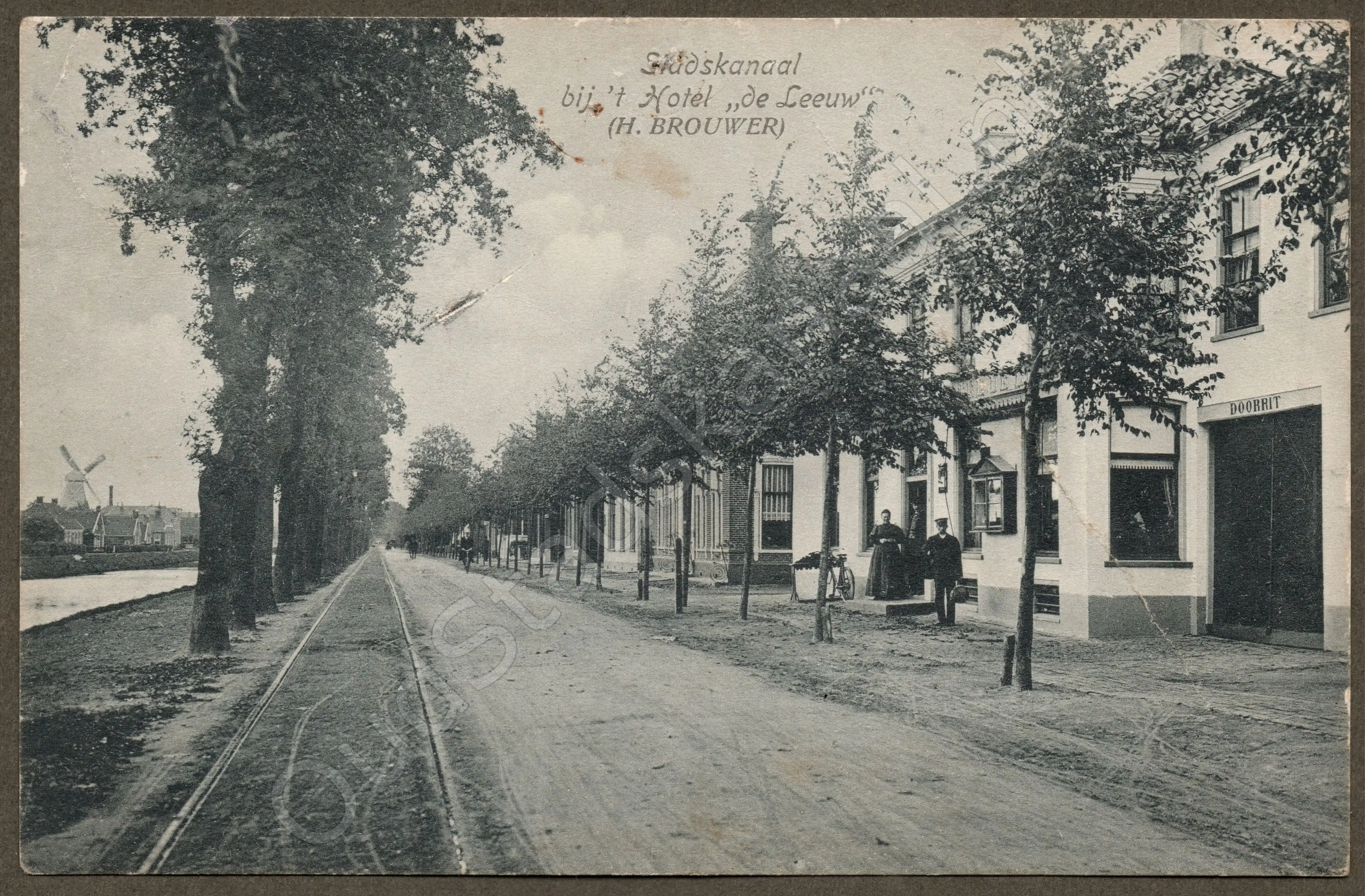 <span id='curid'>2503</span>~Stadskanaal - bij 't Hotel "de Leeuw" - (H. Brouwer) (&plusmn;1910)