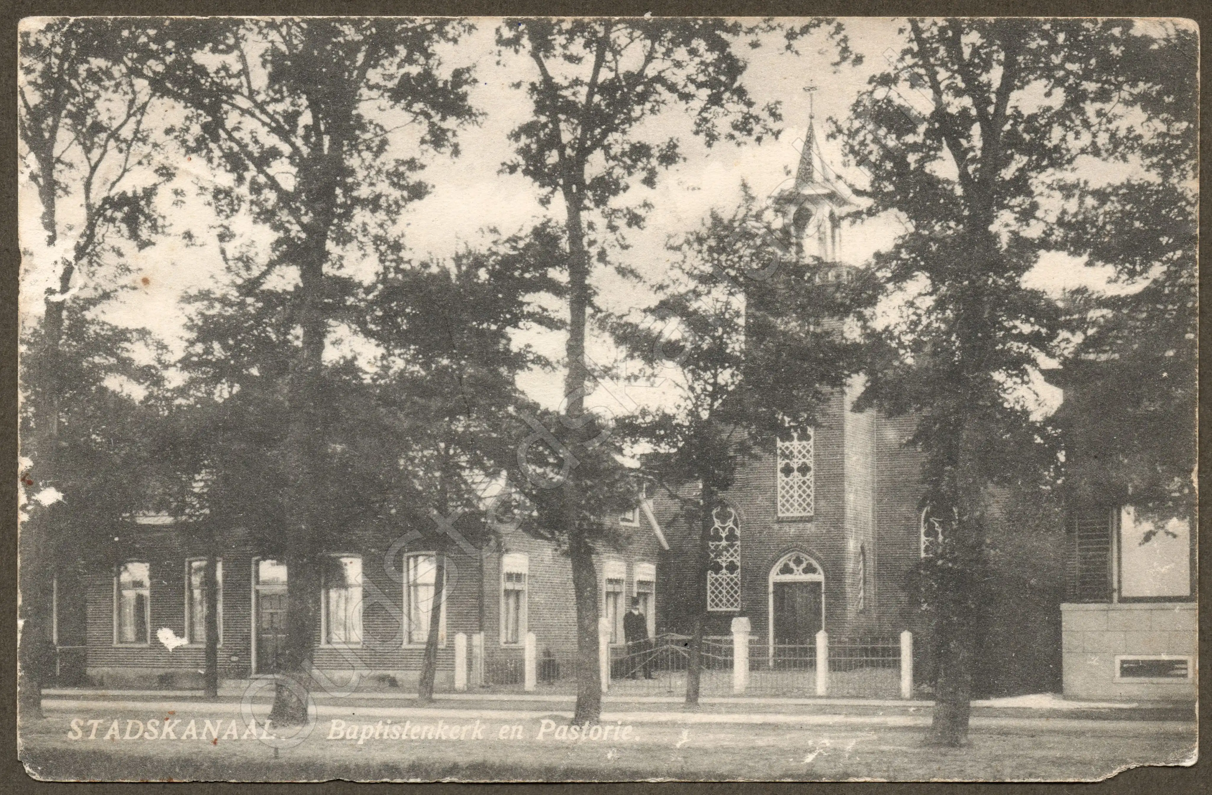 <span id='curid'>2517</span>~STADSKANAAL. Baptistenkerk en Pastorie (&plusmn;1914)