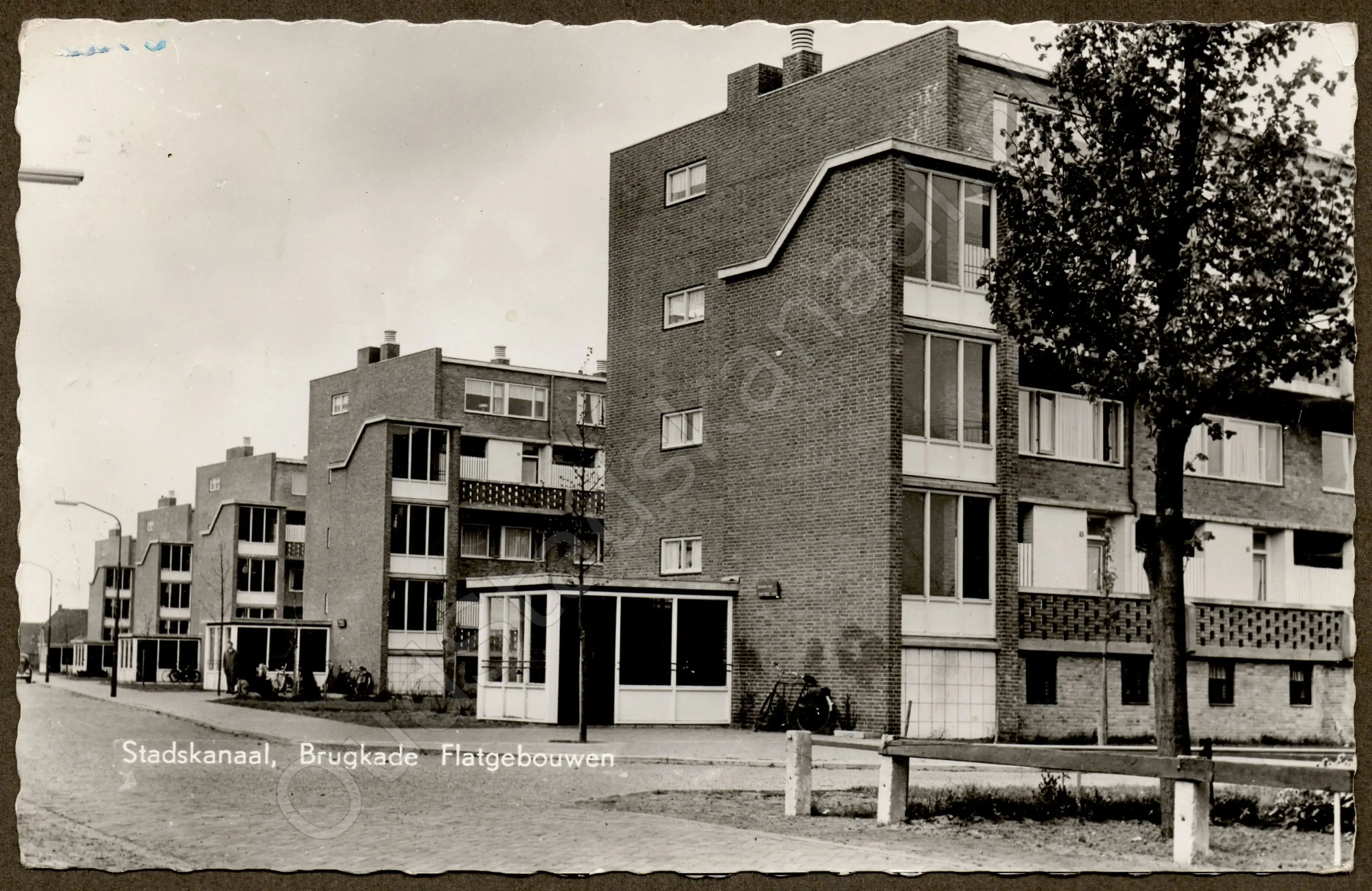 <span id='curid'>2634</span>~Stadskanaal, Brugkade Flatgebouwen (&plusmn;1959)