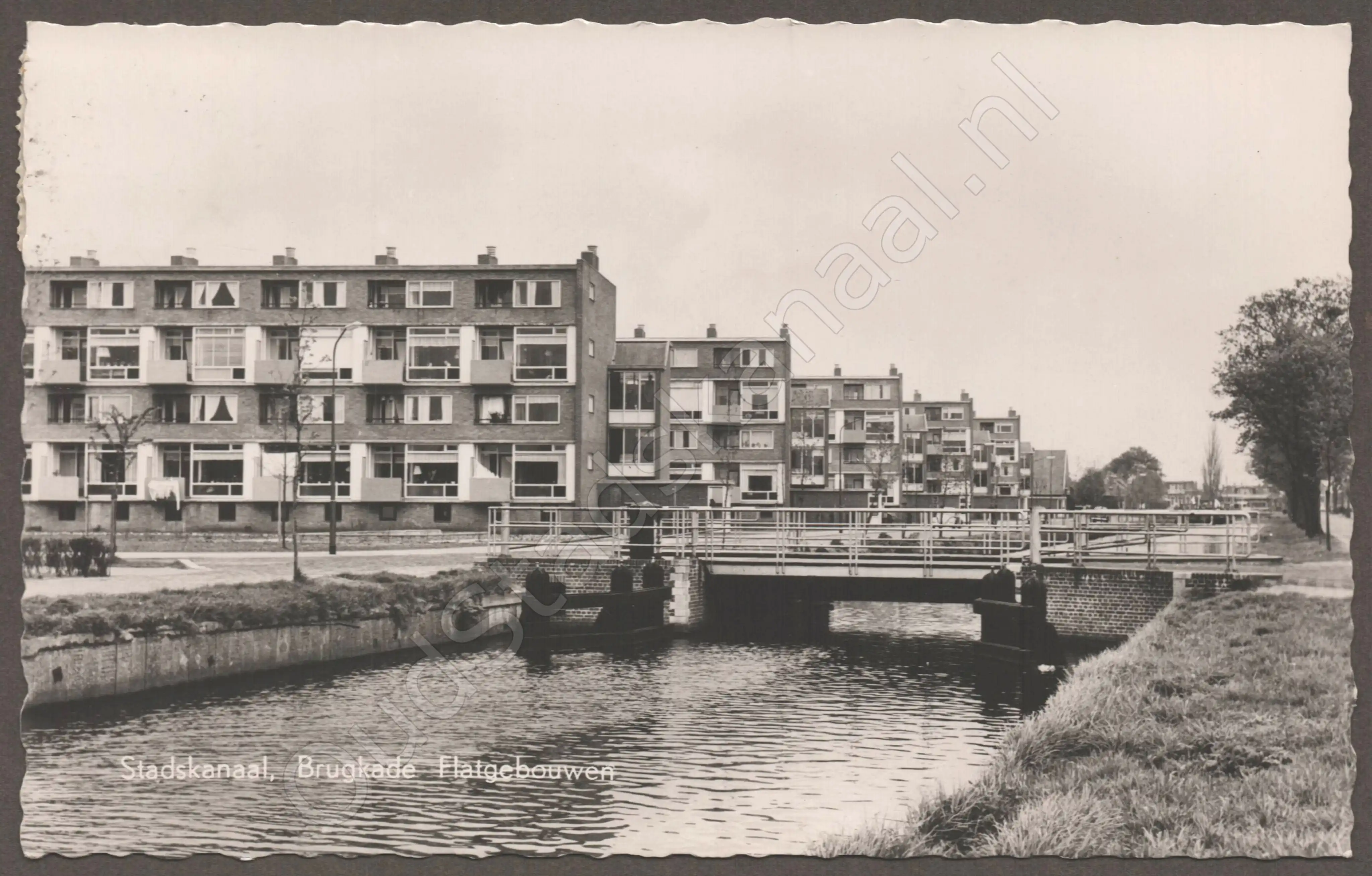 <span id='curid'>3273</span>~Stadskanaal, Brugkade Flatgebouwen (&plusmn;1957)