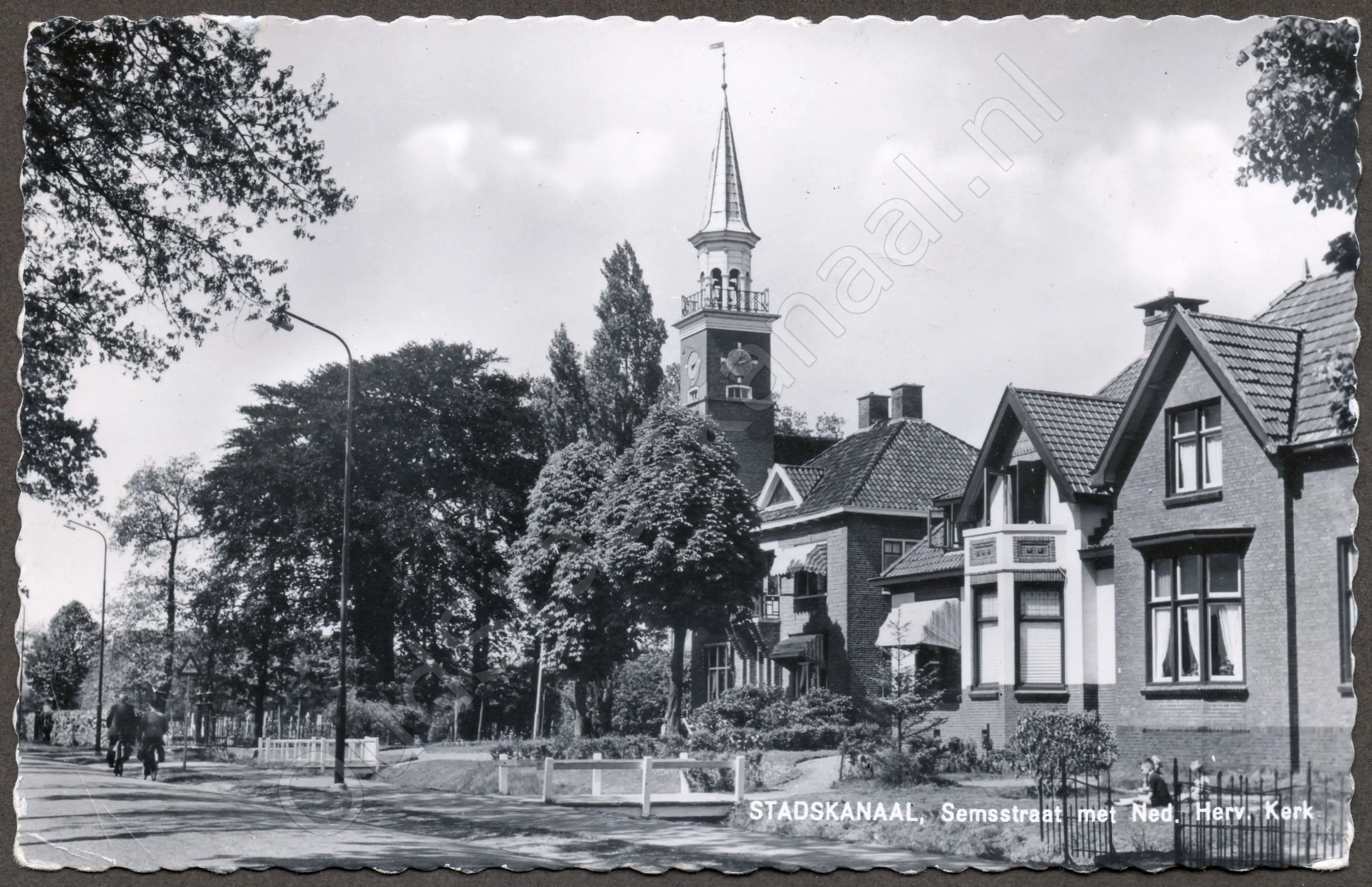 <span id='curid'>457</span>~STADSKANAAL, Semsstraat met Ned. Herv. Kerk (&plusmn;1961)