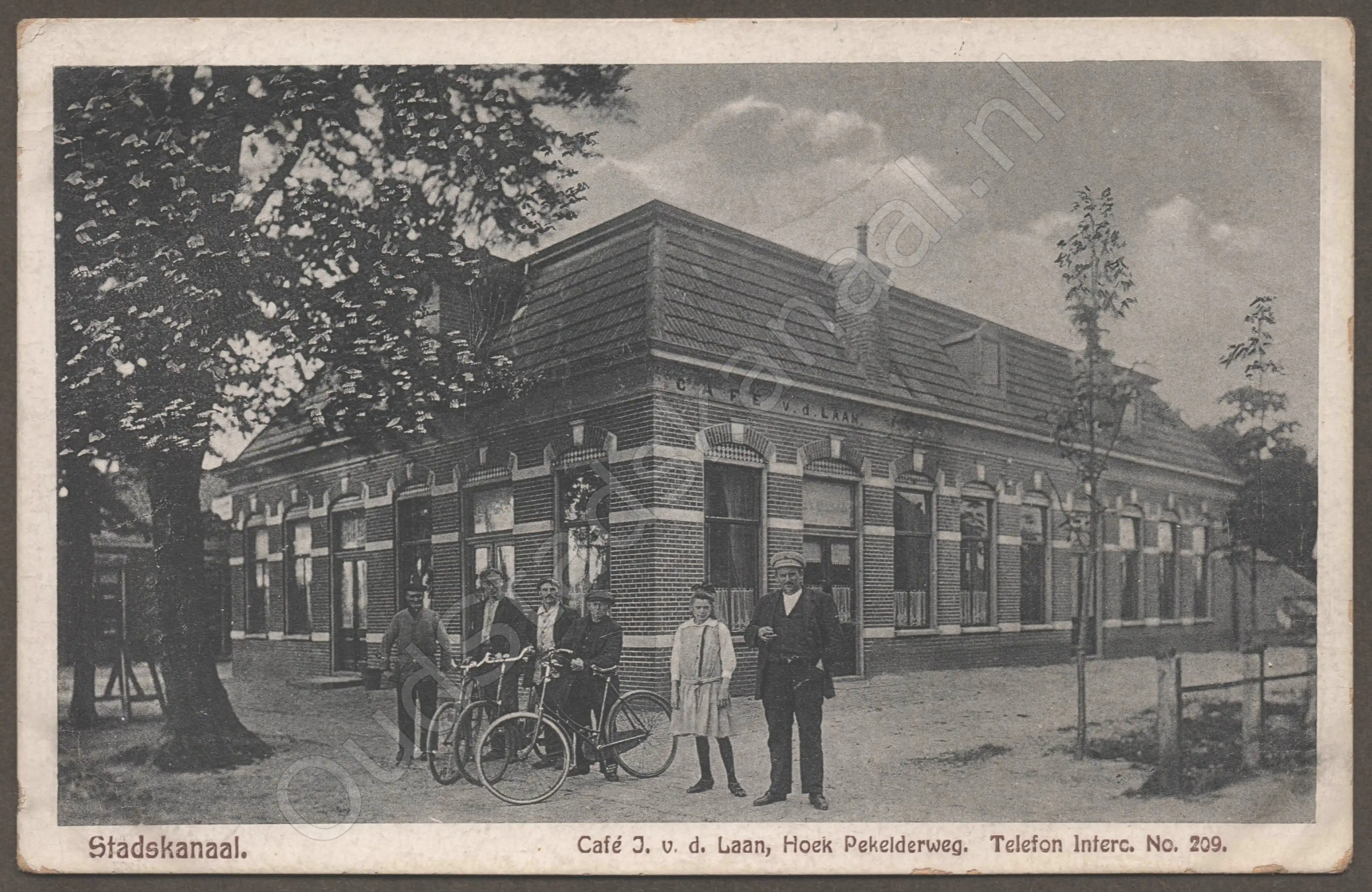 <span id='curid'>4727</span>~Stadskanaal. - Caf? J. v. d. Laan, Hoek Pekelderweg. Telefon Interc. No. 209. (&plusmn;1920)