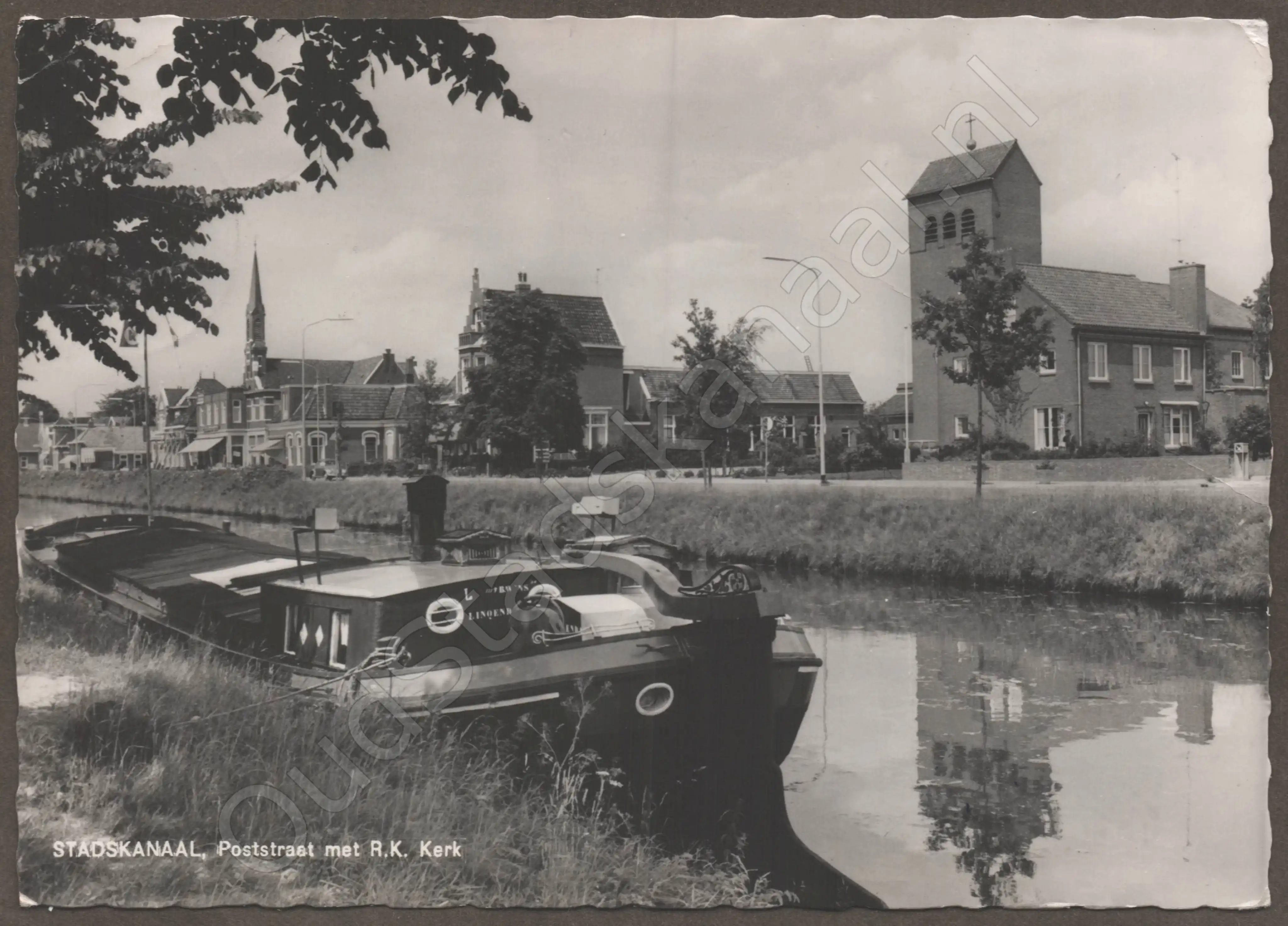 <span id='curid'>6266</span>~STADSKANAAL, Poststraat met R.K. Kerk (&plusmn;1967)