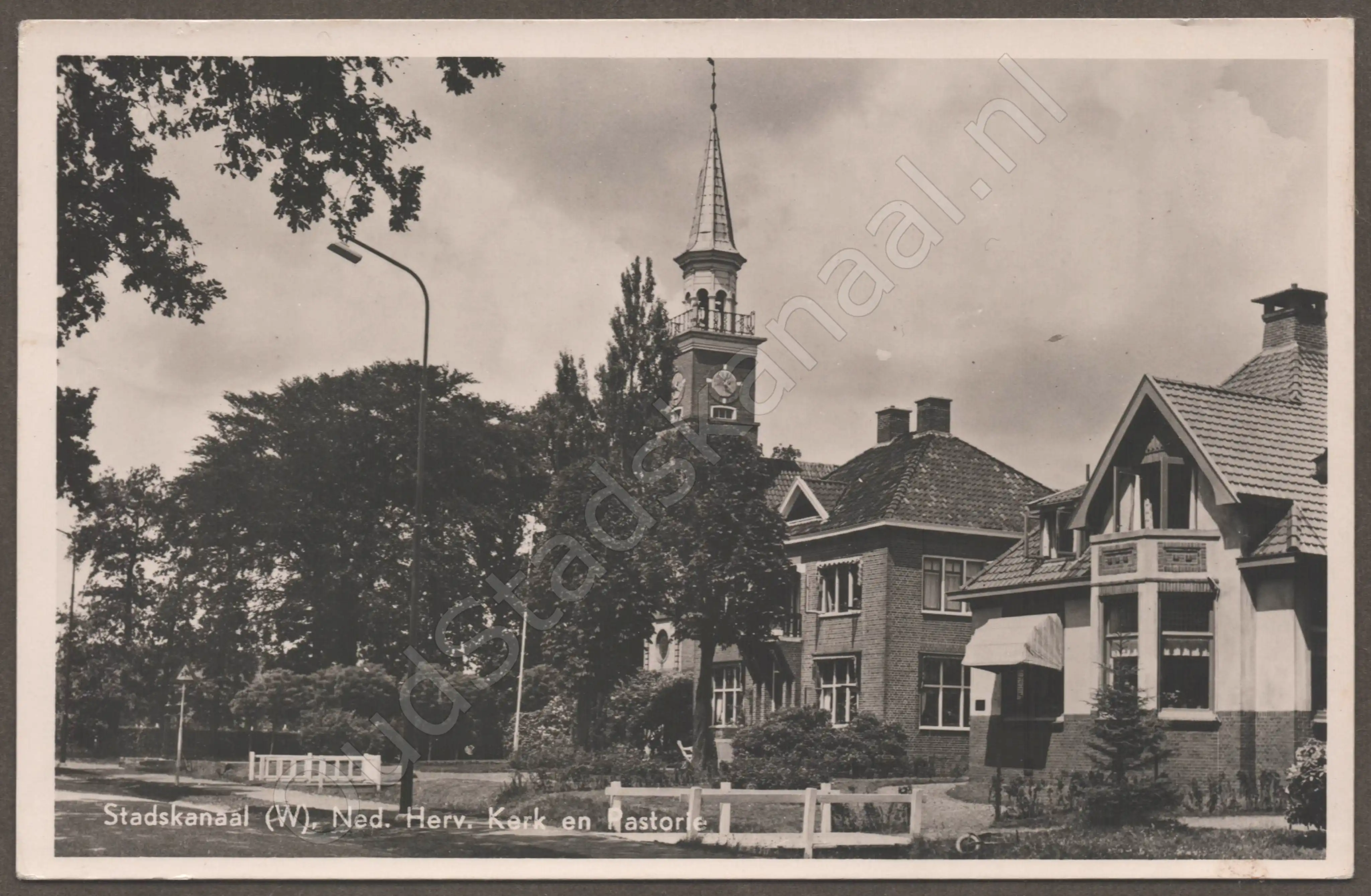 <span id='curid'>6473</span>~Stadskanaal (W), Ned. Herv. Kerk en Pastorie (&plusmn;1955)