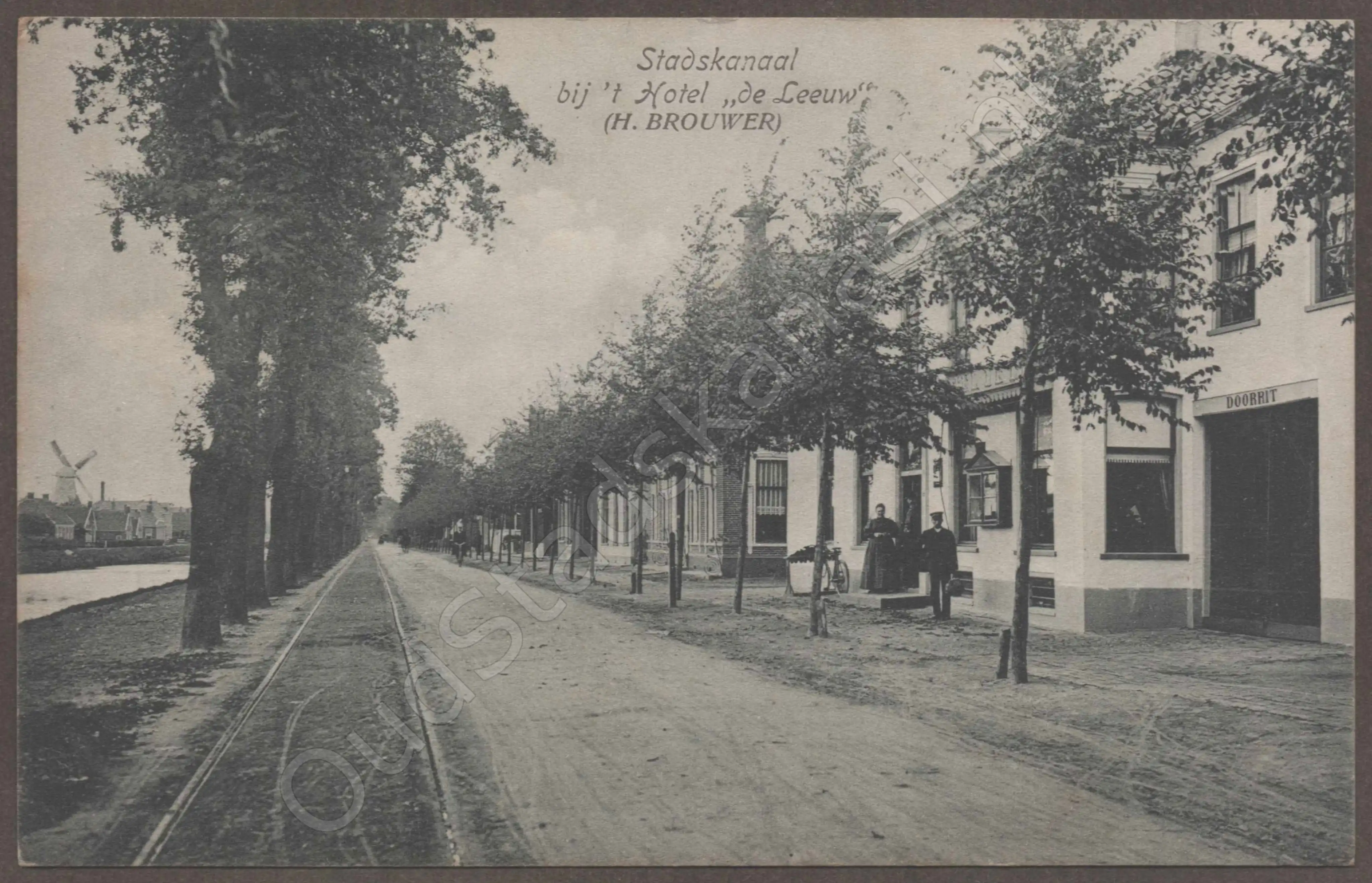 <span id='curid'>7006</span>~Stadskanaal - bij 't Hotel "de Leeuw" - (H. BROUWER) (&plusmn;1910)