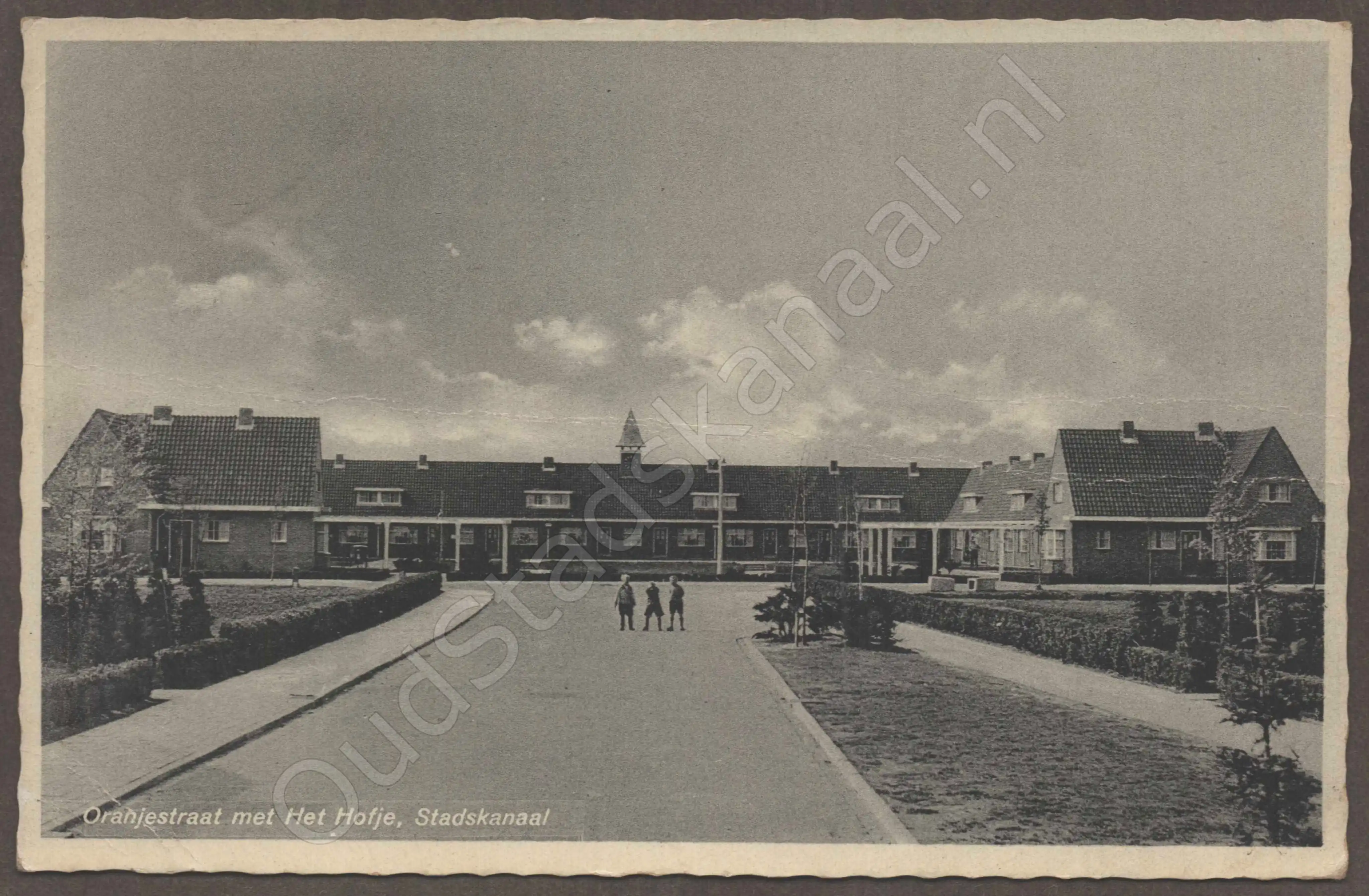 <span id='curid'>7365</span>~Oranjestraat met Het Hofje, Stadskanaal (&plusmn;1938)