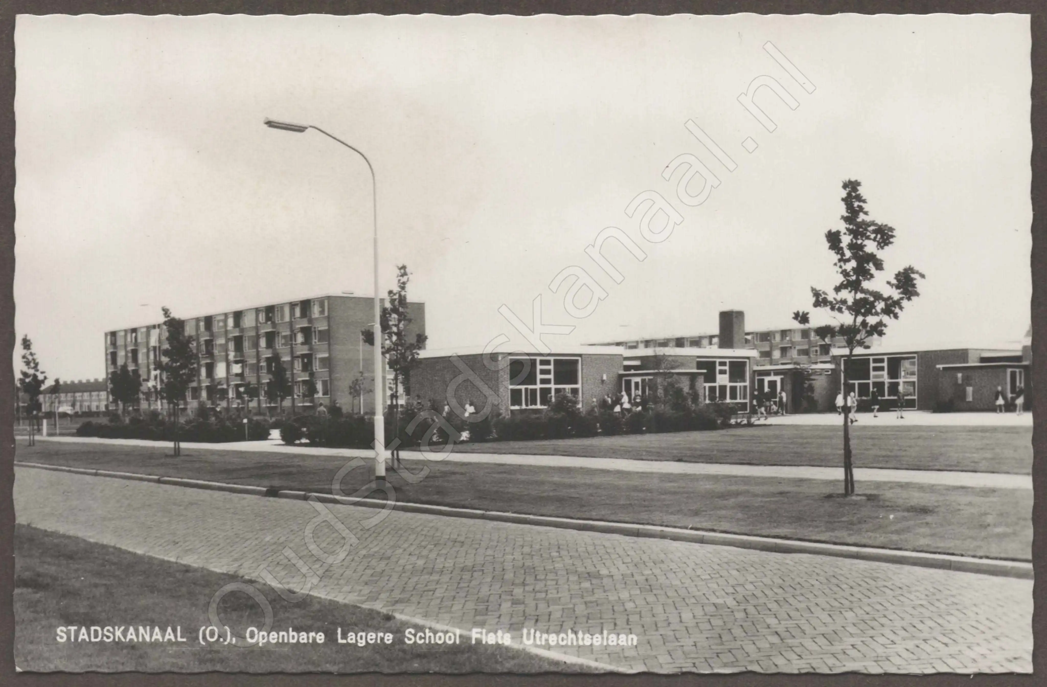 <span id='curid'>7374</span>~STADSKANAAL (O.), Openbare Lagere School Flats Utrechtselaan (&plusmn;1965)