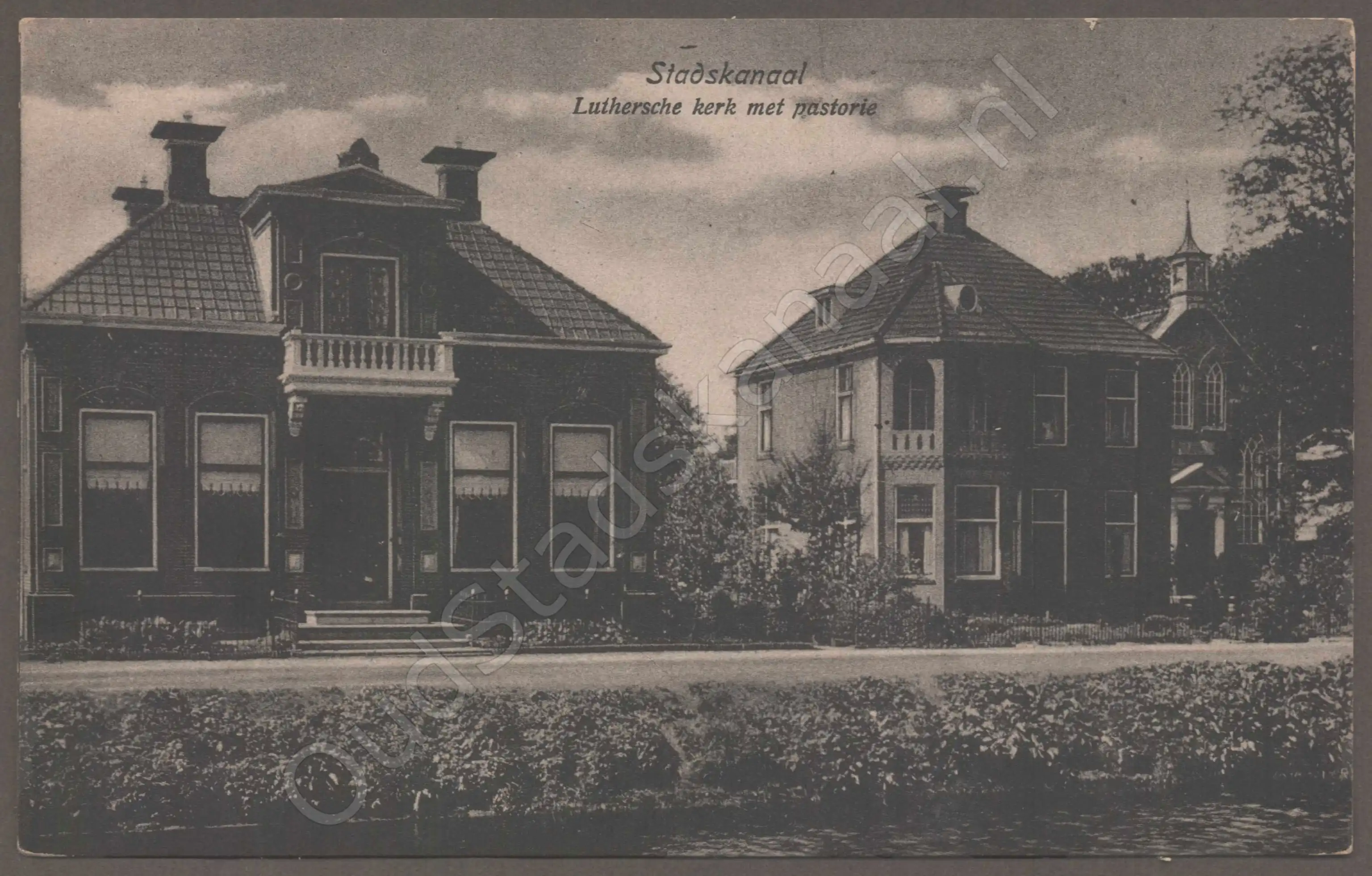 <span id='curid'>7682</span>~Stadskanaal - Luthersche kerk met pastorie (&plusmn;1921)