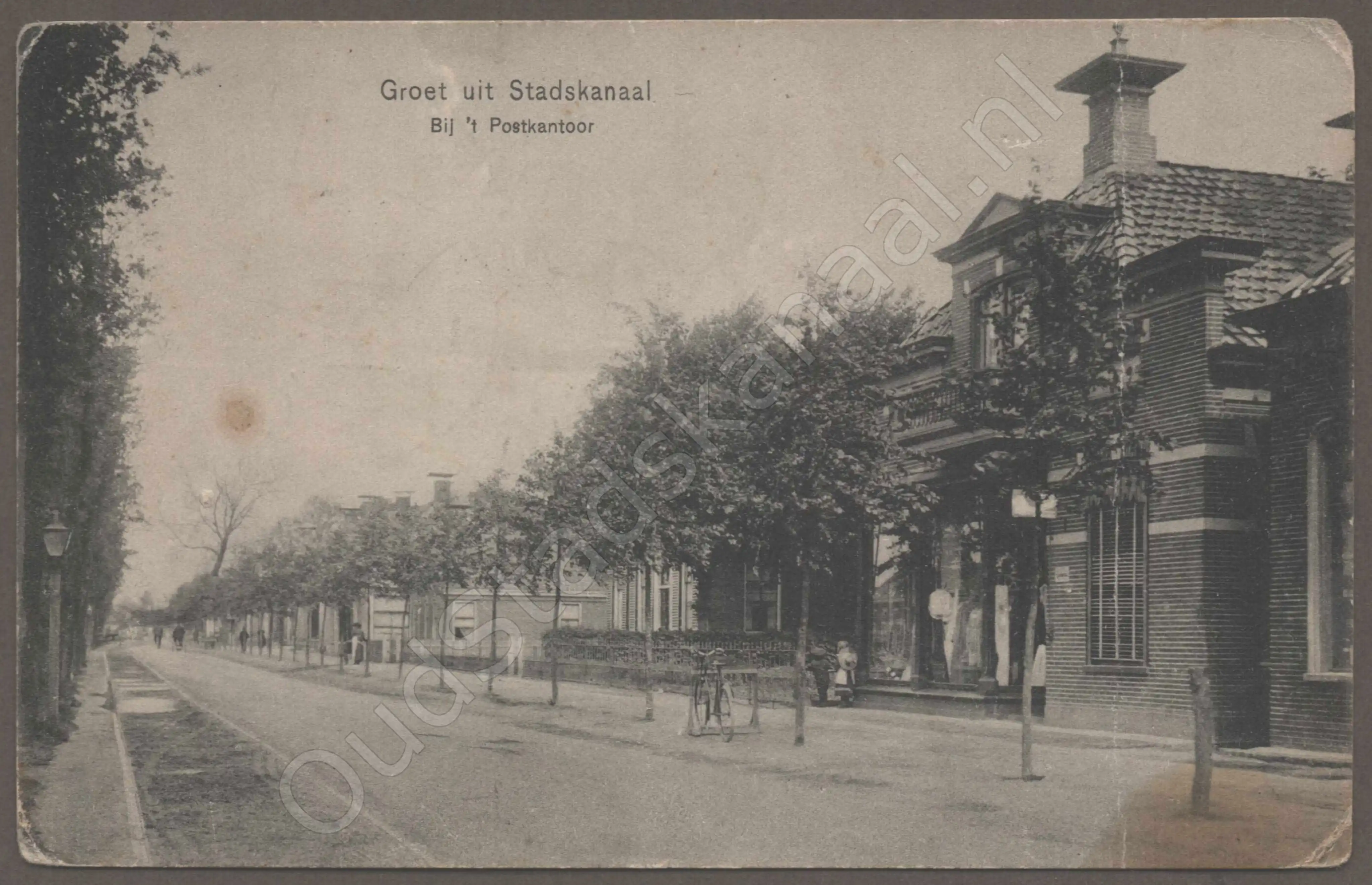 <span id='curid'>8482</span>~Groet uit Stadskanaal - Bij 't Postkantoor (&plusmn;1908)