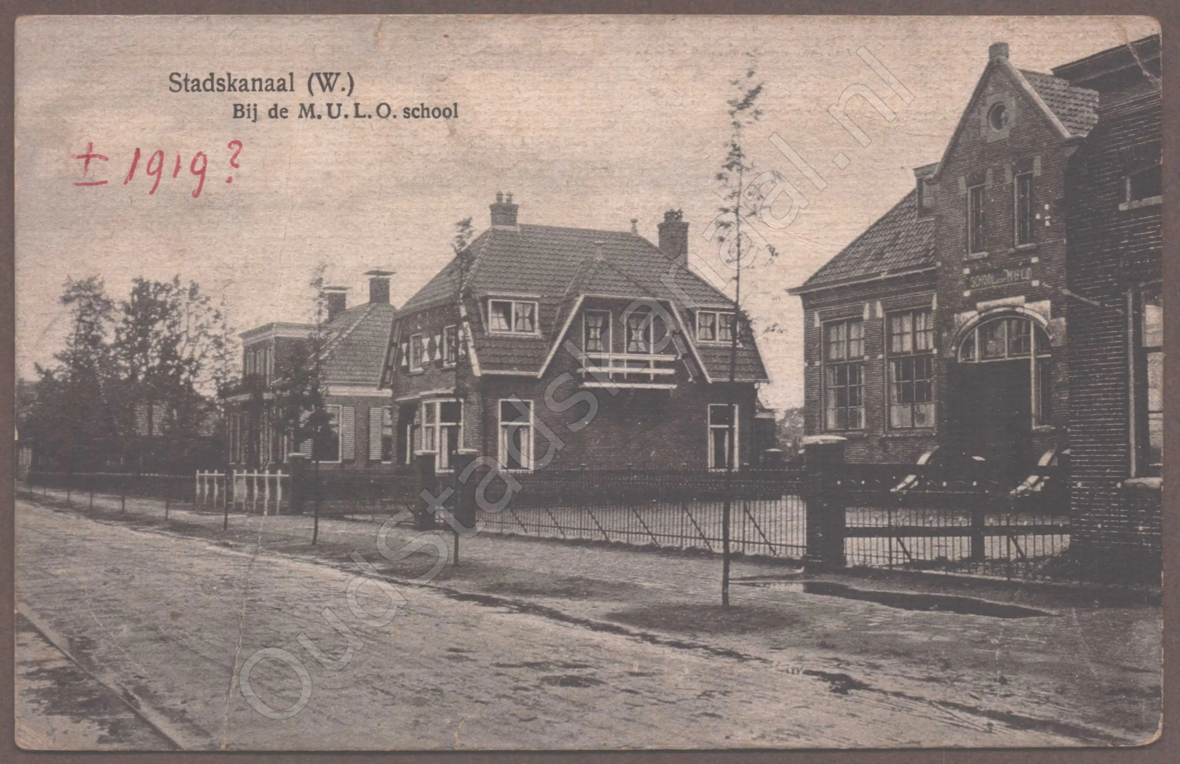 <span id='curid'>9034</span>~Stadskanaal (W.) - Bij de M.U.L.O. school (&plusmn;1921)