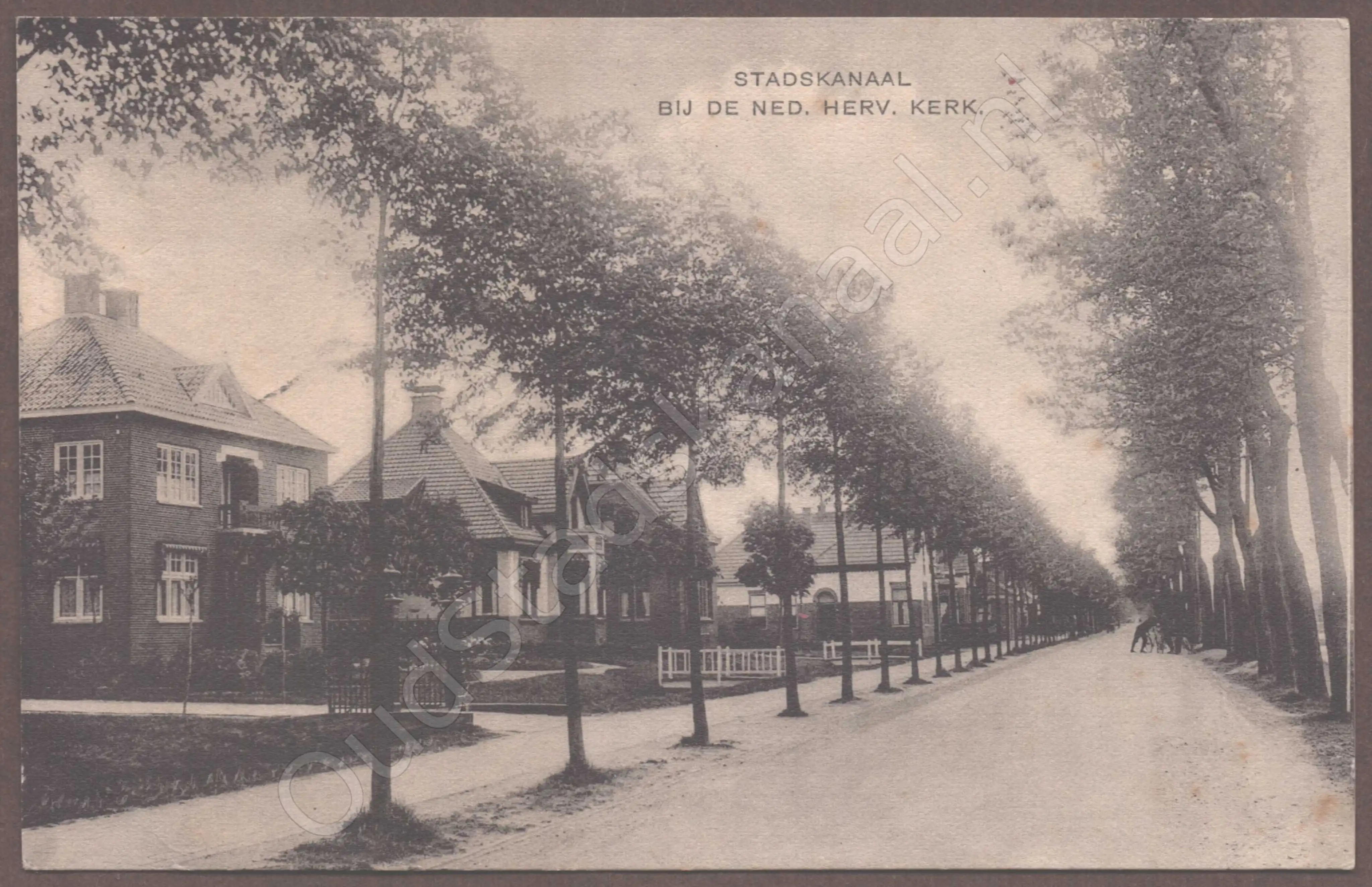 <span id='curid'>9773</span>~STADSKANAAL - BIJ DE NED. HERV. KERK. (&plusmn;1927)